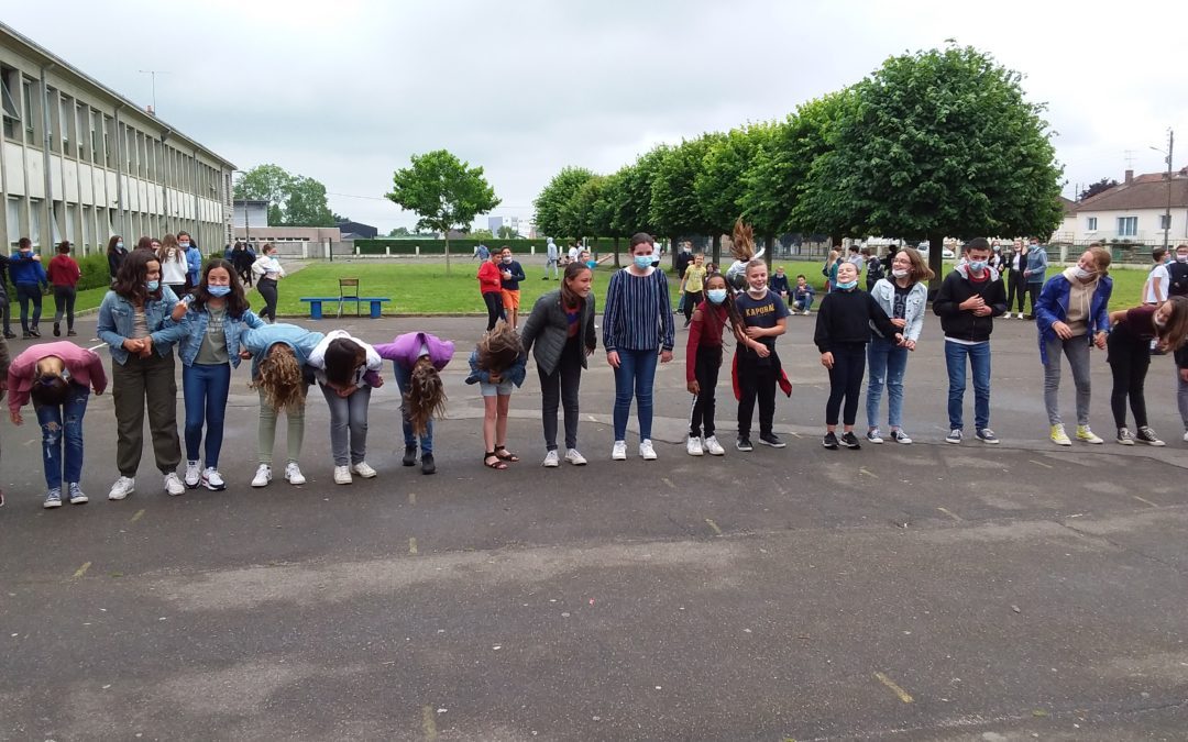 La troupe « happy dance » salue son public! Bientôt la vidéo en ligne… Bravo à vous!